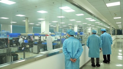 馴光二十余載，光纖上磨透鏡問鼎全球第一